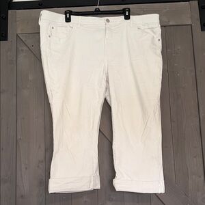 EVRI Women's White Cuffed Capri Denim Pant